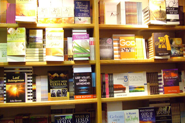 42_6 CUM BOOKS - Kolonnade Shopping Mall
